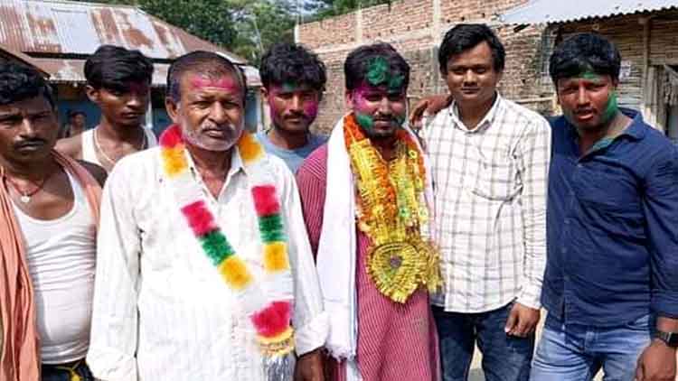https://www.hindi.awazthevoice.in/upload/news/163526551602_Importance_of_education,_Engineer_Alim_and_Rahmani_were_chosen_as_the_head_of_the_village_2.jpg