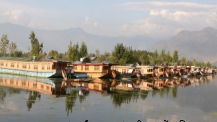 श्रीनगर: क्षतिग्रस्त हाउसबोट के मालिकों ने की पुनर्वास की मांग