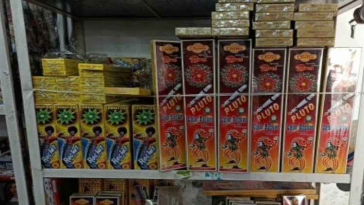 दिल्ली: 115 किलो अवैध पटाखे जब्त, विक्रेता गिरफ्तार