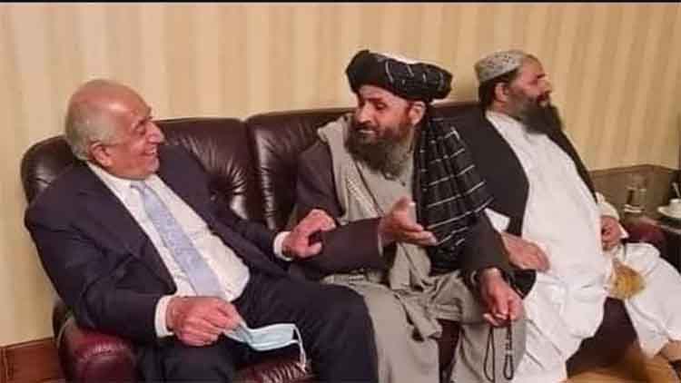 जलमय खलीलजाद और तालिबान नेता 
