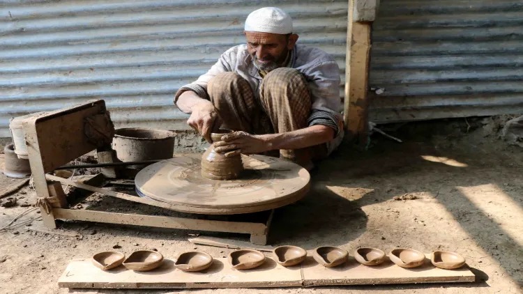 https://www.hindi.awazthevoice.in/upload/news/163593064202_Ghulam_Qadir_still_makes_earthen_lamps_for_Kashmiri_Pandits_2.jpg