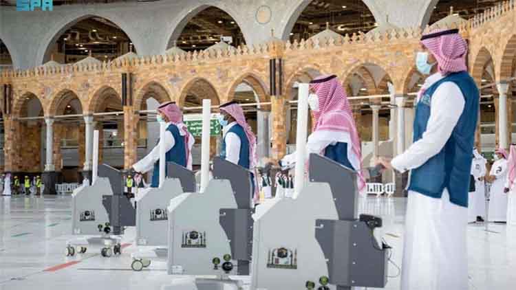 सऊदी अरबः दो पवित्र मस्जिदों में आर्टिफिशियल इंटेलीजेंस से हो रही साफ-सफाई 