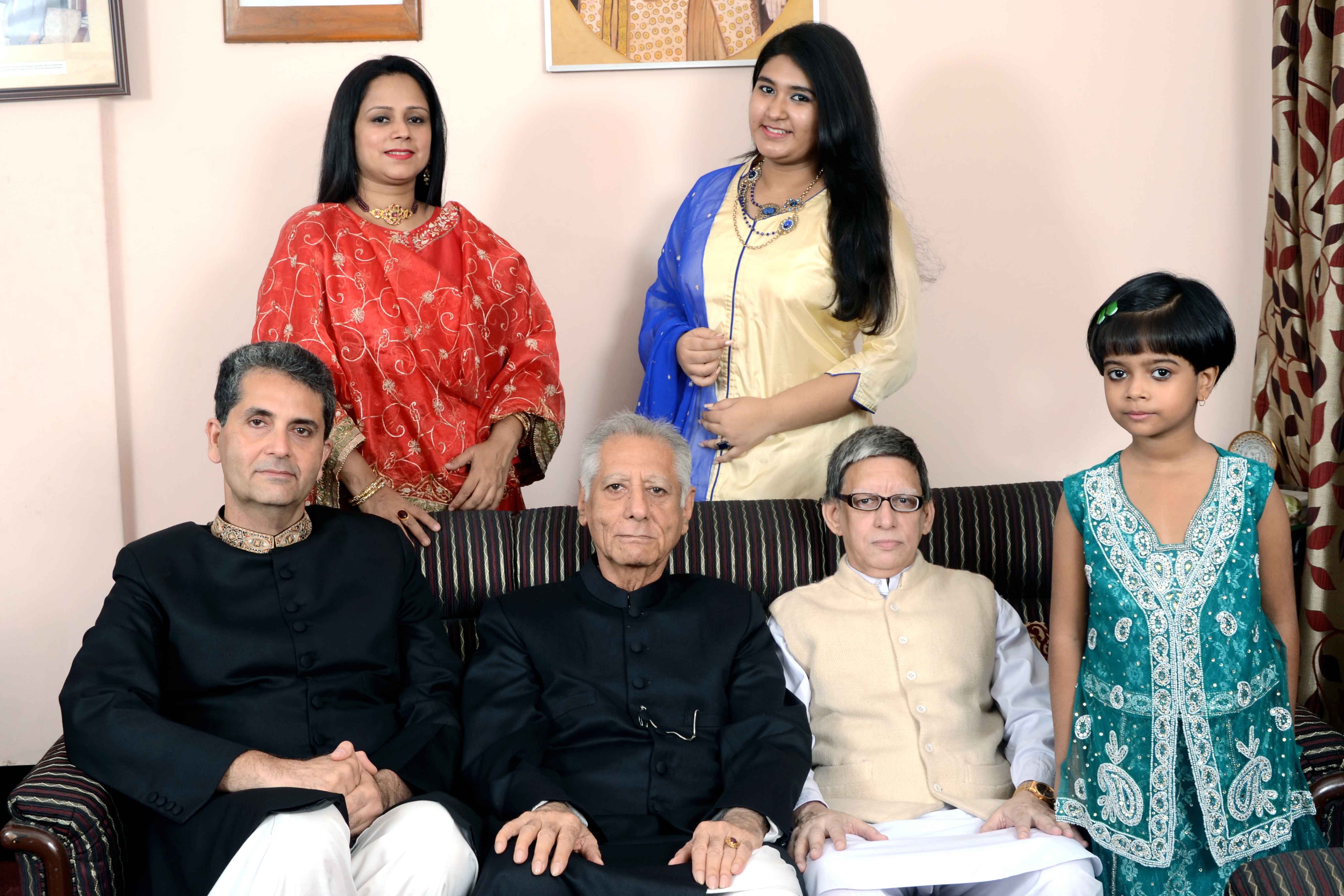 https://www.hindi.awazthevoice.in/upload/news/163648988318_Descendants_of_Awadh_Nawab_with_'Pahle_Aap'_tehzeeb_are_still_safe_in_Calcutta_3.jpg