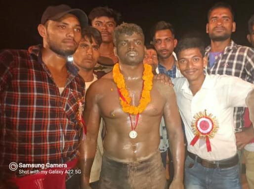 https://www.hindi.awazthevoice.in/upload/news/163708822913_Abrar_Ahmed,_Champion_of_freestyle_wrestling_despite_lack_of_resources_3.jpg