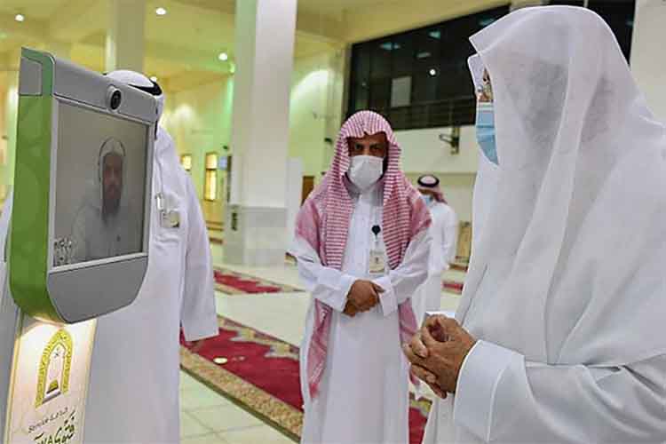  ग्रैंड मस्जिद में बहुभाषी रोबोट