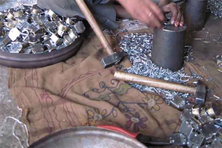 अलीगढ़ में ताले बनाता एक कारीगर
