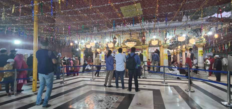 https://www.hindi.awazthevoice.in/upload/news/163760416802_718th_Urs_of_Hazrat_Nizamuddin_Auliya_started_with_gaiety_4.jpg