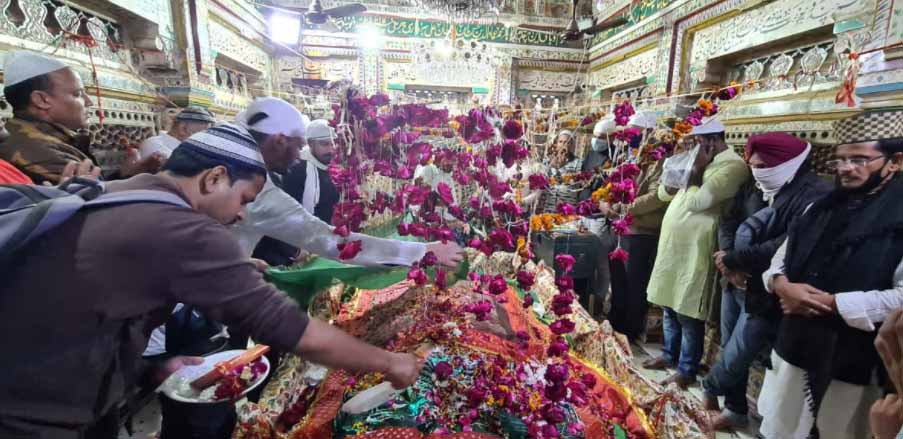 https://www.hindi.awazthevoice.in/upload/news/163760420302_718th_Urs_of_Hazrat_Nizamuddin_Auliya_started_with_gaiety_6.jpg