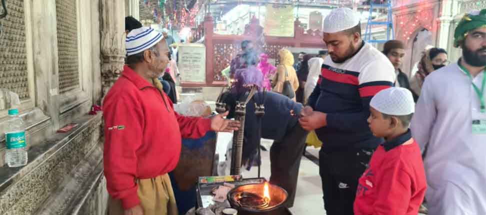 https://www.hindi.awazthevoice.in/upload/news/163760423002_718th_Urs_of_Hazrat_Nizamuddin_Auliya_started_with_gaiety_1.jpg