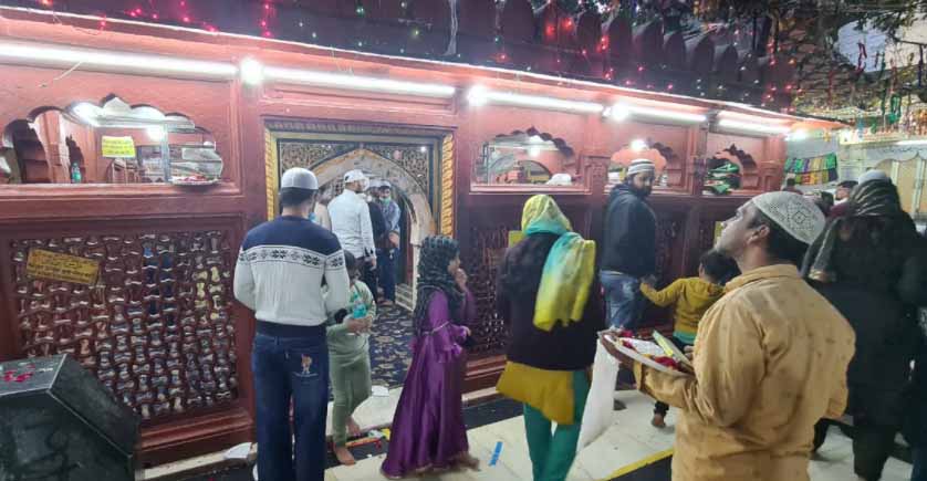 https://www.hindi.awazthevoice.in/upload/news/163760436102_718th_Urs_of_Hazrat_Nizamuddin_Auliya_started_with_gaiety_8.jpg