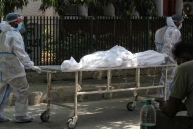 घोर लापरवाही: 15 महीने बाद मुर्दाघर में मिले दो कोविड मरीजों के शव