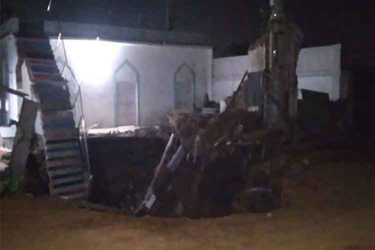 धनबादः मस्जिद अचानक हो गई जमींदोज, लोगों में दहशत