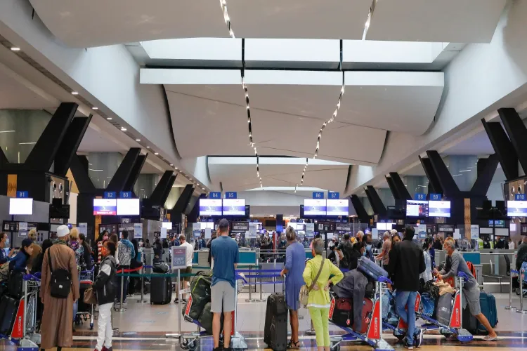 ओमिक्राॅन: हवाईअड्डे परसुरक्षा कड़ी, यूपी में फ्लाइट सेउतारते ही होगा कोरोना टेस्ट  