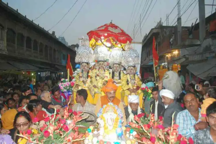 अयोध्या में मुसलमानों ने किया किया राम बारात का स्वागत