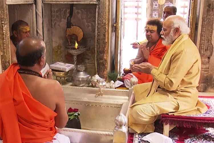 नरेंद्र मोदी ने काशी विश्वनाथ मंदिर में 'अभिषेक' किया