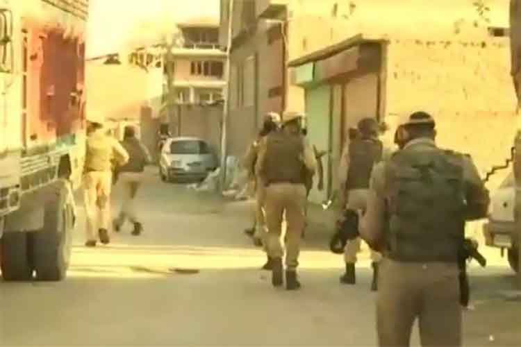 जम्मू-कश्मीरः श्रीनगर की मुठभेड़ में 2 अज्ञात आतंकवादी मारे गए