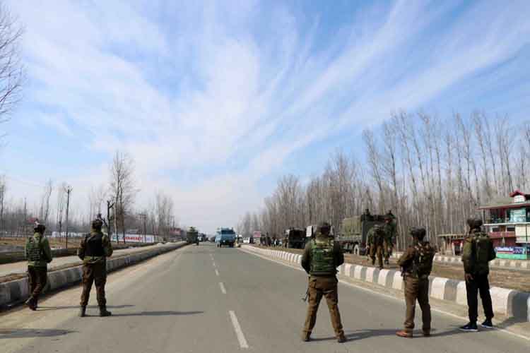 श्रीनगर: आतंकियों ने पुलिस और सीआरपीएफ जवानों पर की फायरिंग