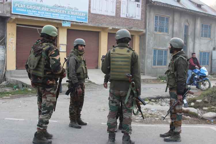 कश्मीर: 4 जैश आतंकी सहयोगी गिरफ्तार, हथियार और गोला-बारूद बरामद 
