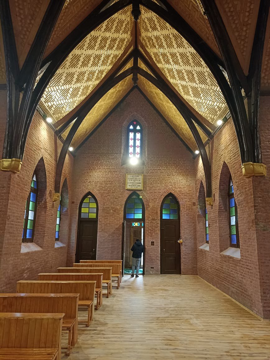 https://www.hindi.awazthevoice.in/upload/news/164034380019_An_inside_view_of_Church_Khatamband_roof_and_wooden_floor_is_part_of_Kashmir_articheture_2.jpg