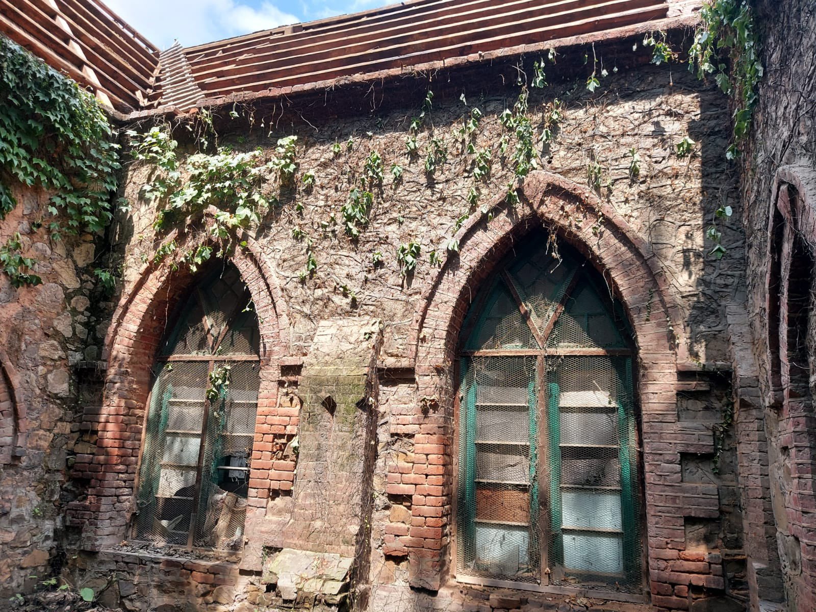 https://www.hindi.awazthevoice.in/upload/news/164034383219_The_Church_building_before_the_restoration_3.jpg