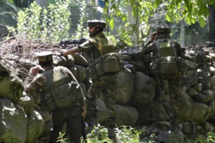 कश्मीर : सुरक्षा बलों ने शोपियां मुठभेड़ में 2 आतंकवादी ढेर