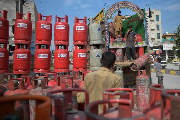 पाकिस्तानः सर्दियों में गैस की भारी किल्लत, अवाम परेशान