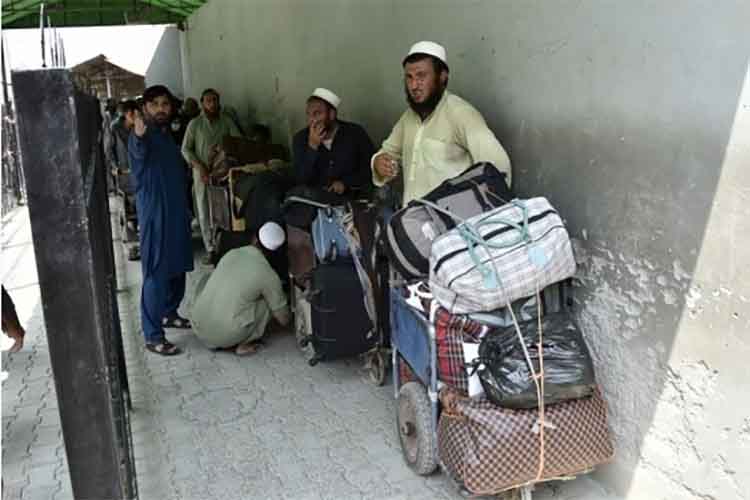 ईरान बार्डर पर फंसे सैकड़ों अफगानी 