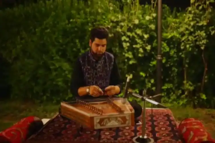     संगीत बजाते हुए नूर मोहम्मद भट उर्फ ​​सुहैल संतूरलोकप्रिय 