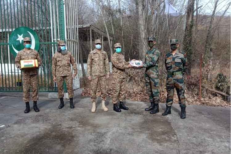 भारत और पाक सैनिकों ने नए साल पर सद्भावना मिठाइयों का  किया आदान-प्रदान