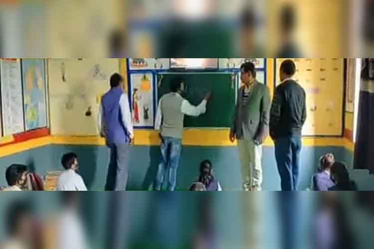 गुरू जी आप ग्रेट हैंः छिंदवाड़ा के शिक्षकों ने अपने वेतन से बदली सरकारी स्कूल की तस्वीर