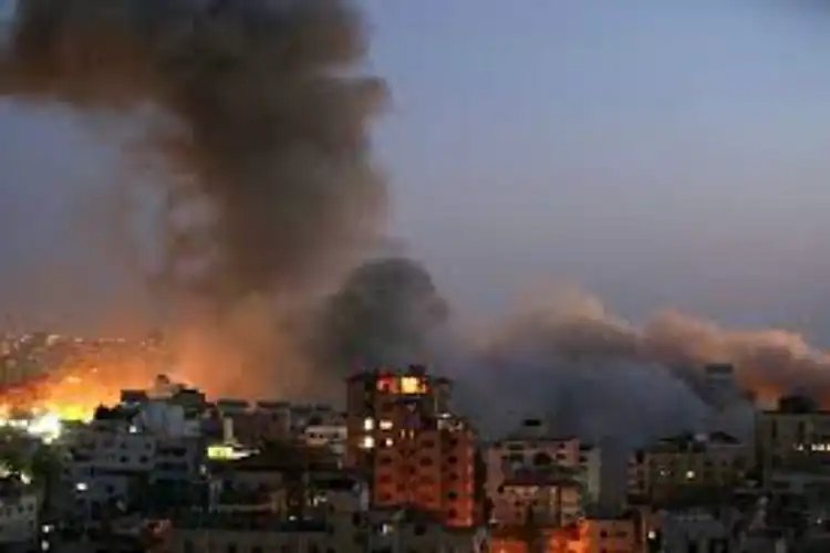 गाजा पर इस्राइली हवाई हमले में कई इमारतें नष्ट