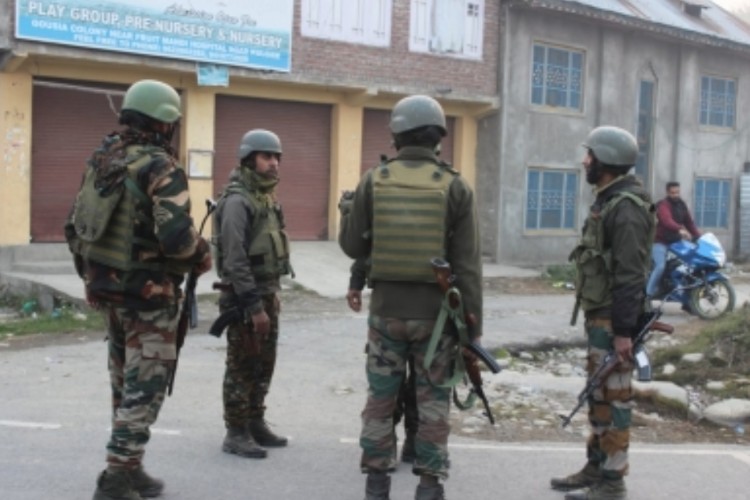 जम्मू-कश्मीर: कुलगाम मुठभेड़, सुरक्षा बलों ने ढेर किया एक आतंकी