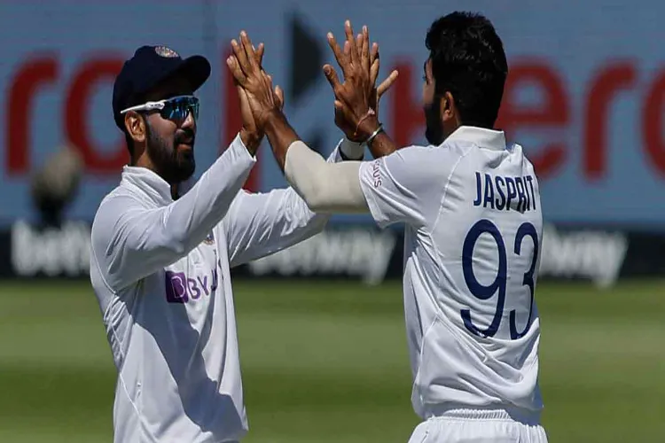  बुमराह की गेंद पर भारत को 13 रन की बढ़त के बाद कोहली और पुजारा स्टंप पर पहुंचे