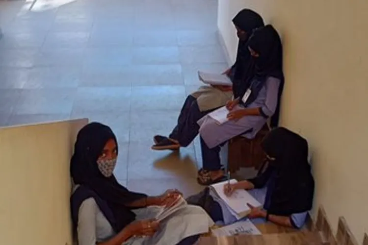 हिजाब पहनी छात्रों के क्लाॅस में प्रवेश रोक से पड़ रहा है एटेंडेंस पर असर