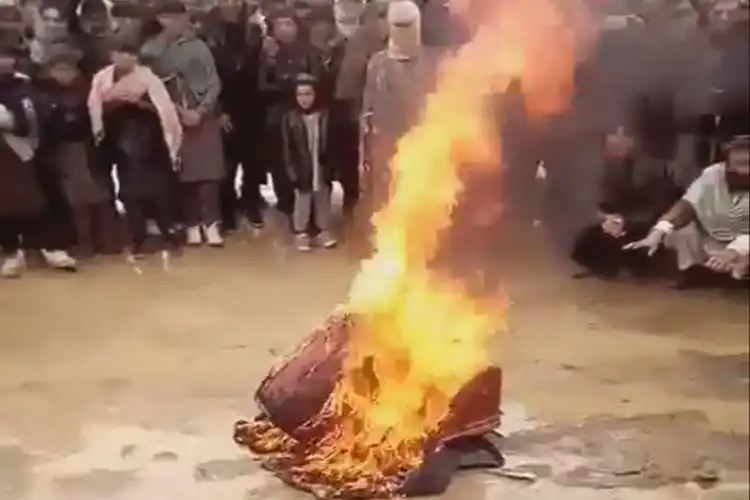 तालिबान ने बीच चौराहे पर संगीत के वाद्य यंत्रों में आग लगा दी