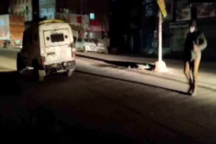 जम्मू-कश्मीरः पुलिस दल पर ग्रेनेड हमला, एक अधिकारी और एक नागरिक घायल