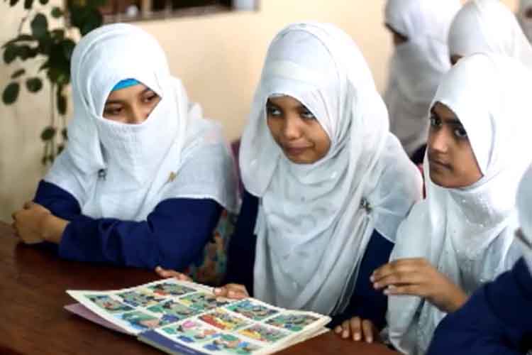 पाकिस्तानः स्कूली छात्राओं के लिए दुपट्टा या स्कार्फ लागू करने का आदेश