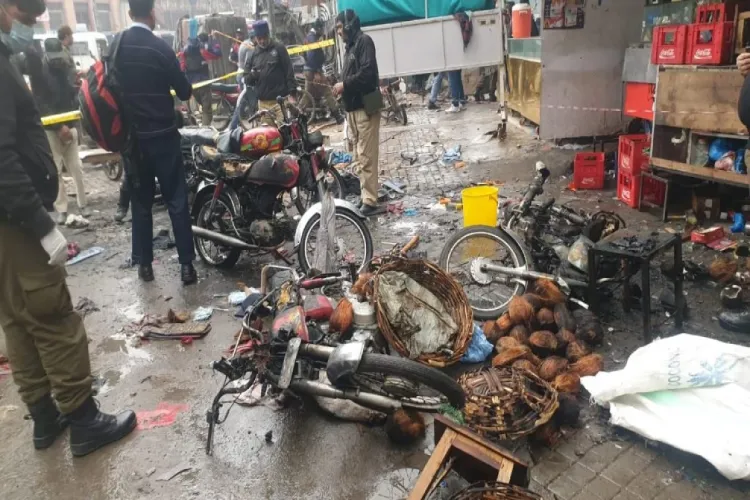 लाहौर में विस्फोटः 3 की मौत, 28 घायल, इमरान खान ने जताई चिंता 