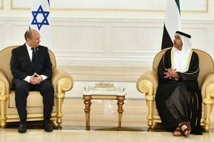प्रधानमंत्री नफ्ताली बेनेट अबू धाबी में संयुक्त अरब अमीरात के विदेश मंत्री अब्दुल्ला बिन जायद के साथ