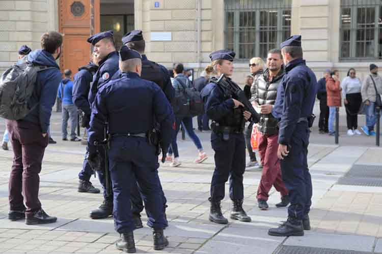 फ्रांसः मनी लॉन्ड्रिंग, मानव तस्करी में 10 पाकिस्तानी गिरफ्तार
