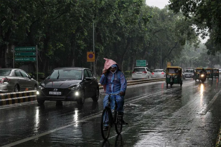 दिल्ली-एनसीआर में गिरा पारा, तेज हवा भी
