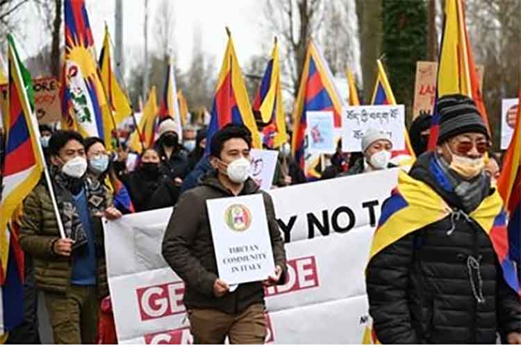 तिब्बतियों ने आईओसी मुख्यालय में शीतकालीन ओलंपिक के खिलाफ किया प्रदर्शन 