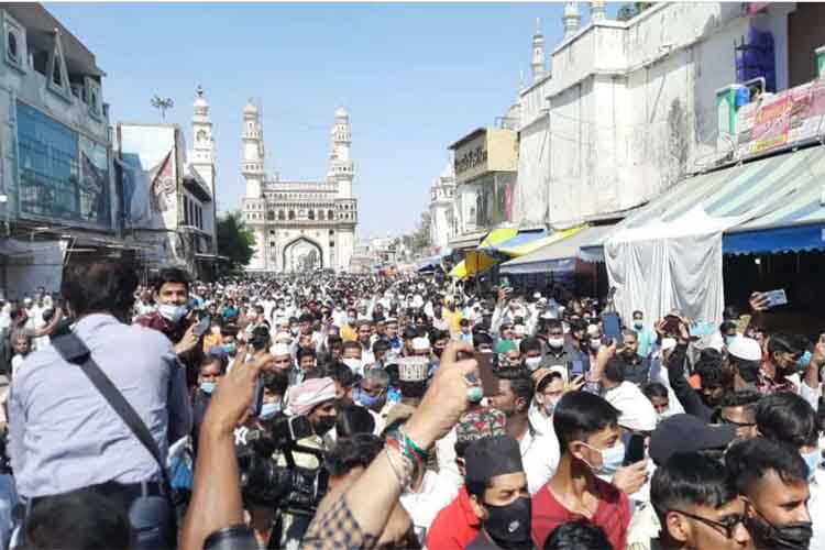 ओवैसी पर हमले को लेकर मक्का मस्जिद में विरोध प्रदर्शन