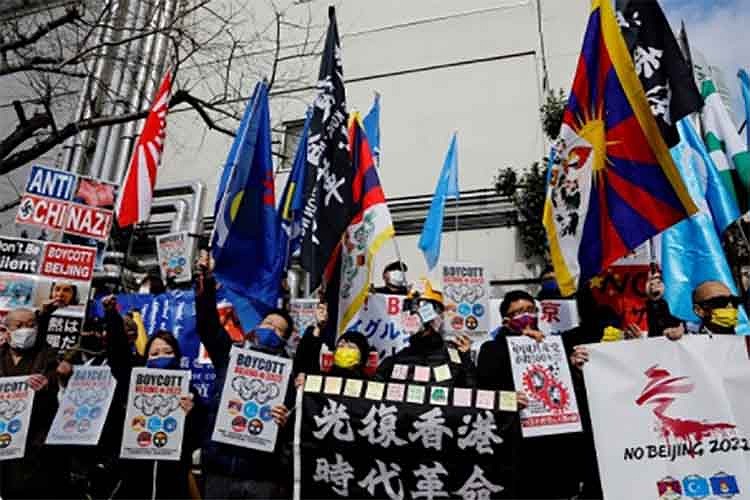 टोक्योः चीनी दूतावास पर उइगुर मुस्लिमों और तिब्बतियों के उत्पीड़न के खिलाफ प्रदर्षन