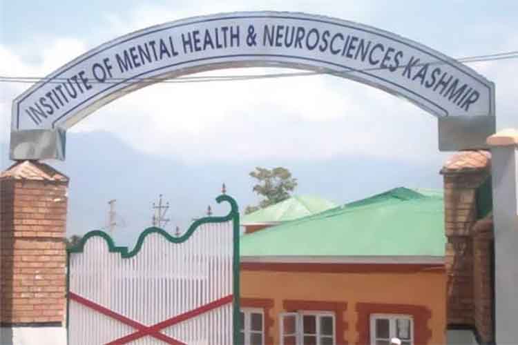 कश्मीरी पंडित की मौत पर रो पड़े डॉक्टर: मकबूल अहमद डार 