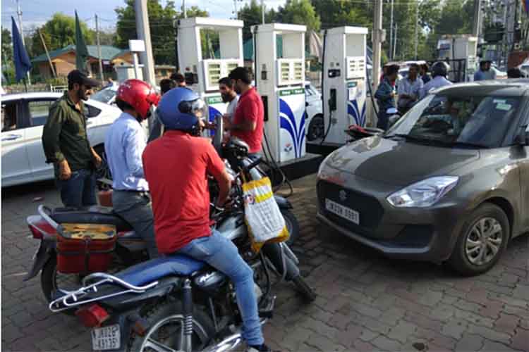 कश्मीर: दस्तगीर साहिब दरगाह और पेट्रोल पंप में लूटपाट 