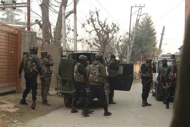 जम्मू-कश्मीर: प्रदर्शनकारियों के पथराव से तीन पुलिसकर्मी घायल