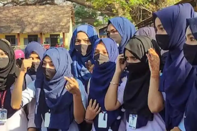 प. बंगालः मुस्लिम विरोध के बाद स्कूल ने हिजाब से प्रतिबंध हटाया