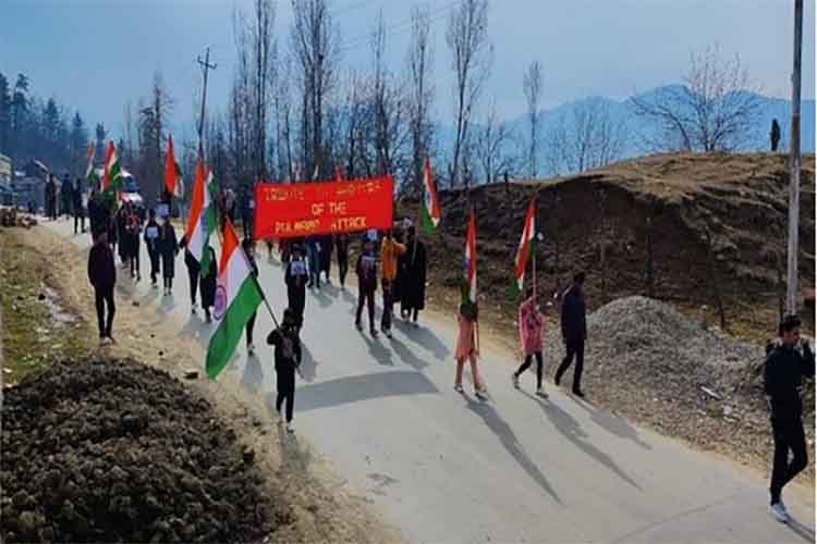 जम्मू-कश्मीरः छात्रों, युवाओं ने पुलवामा शहीदों के लिए निकाली तिरंगा रैली