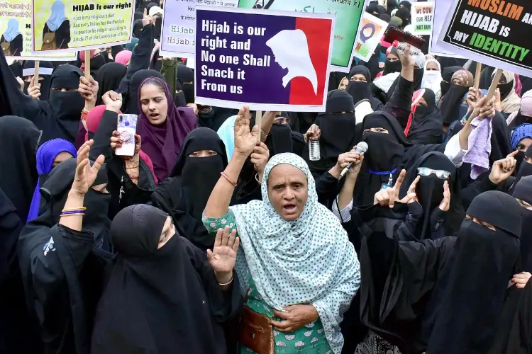 पाकिस्तान की गंदी चालः हिजाब विवाद पर भारत को बदनाम करने को बनाए फर्जी अकाउंट 